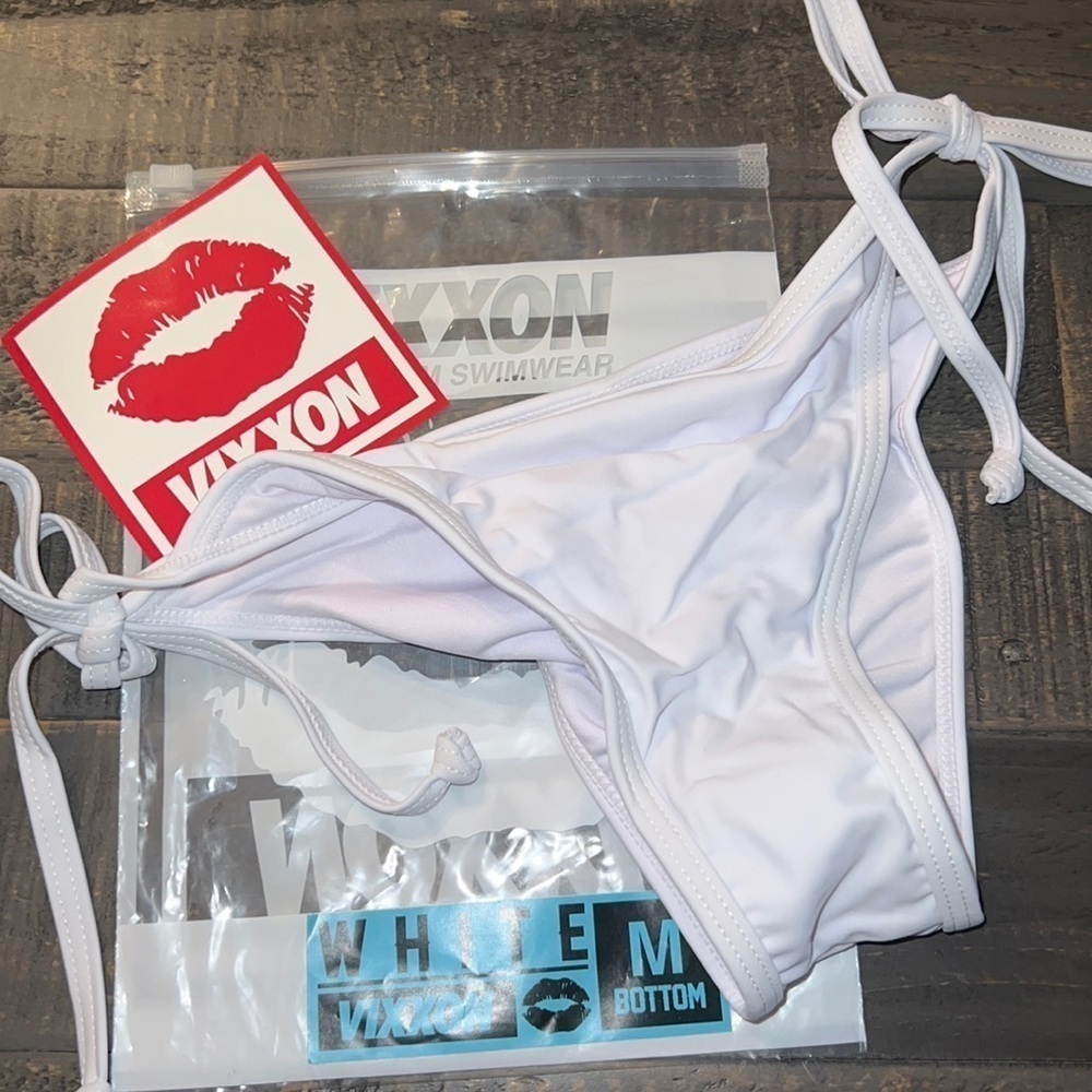 Vixxon Premium‎ Swimwear Cheeky Scrunch Butt White Bottoms, Size Medium NEW